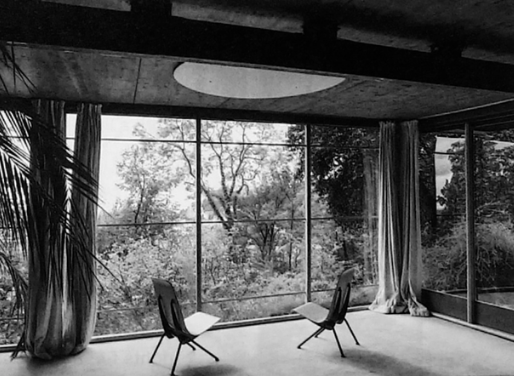 A room with a large window

Description automatically generated
