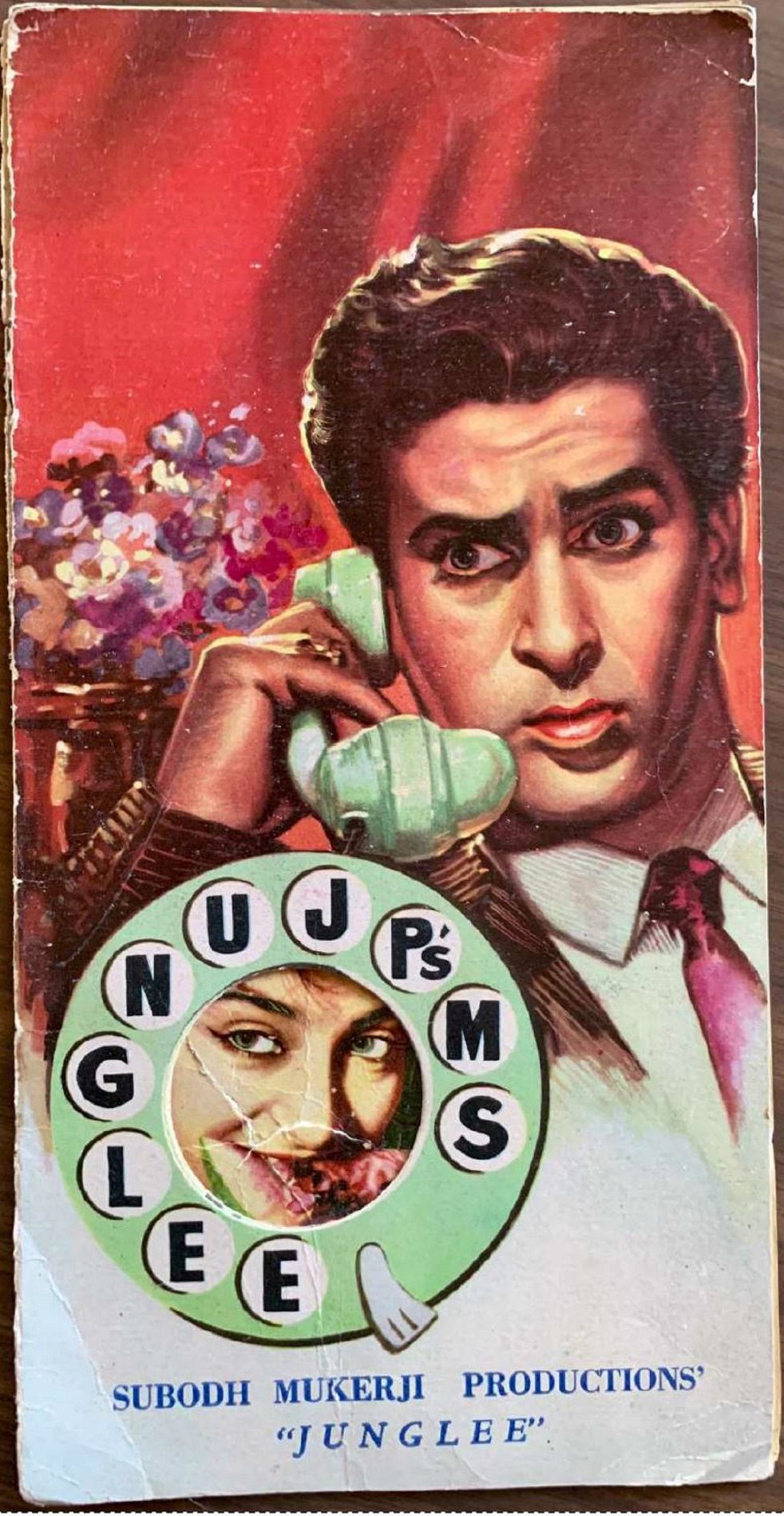 A person on a telephone

AI-generated content may be incorrect.