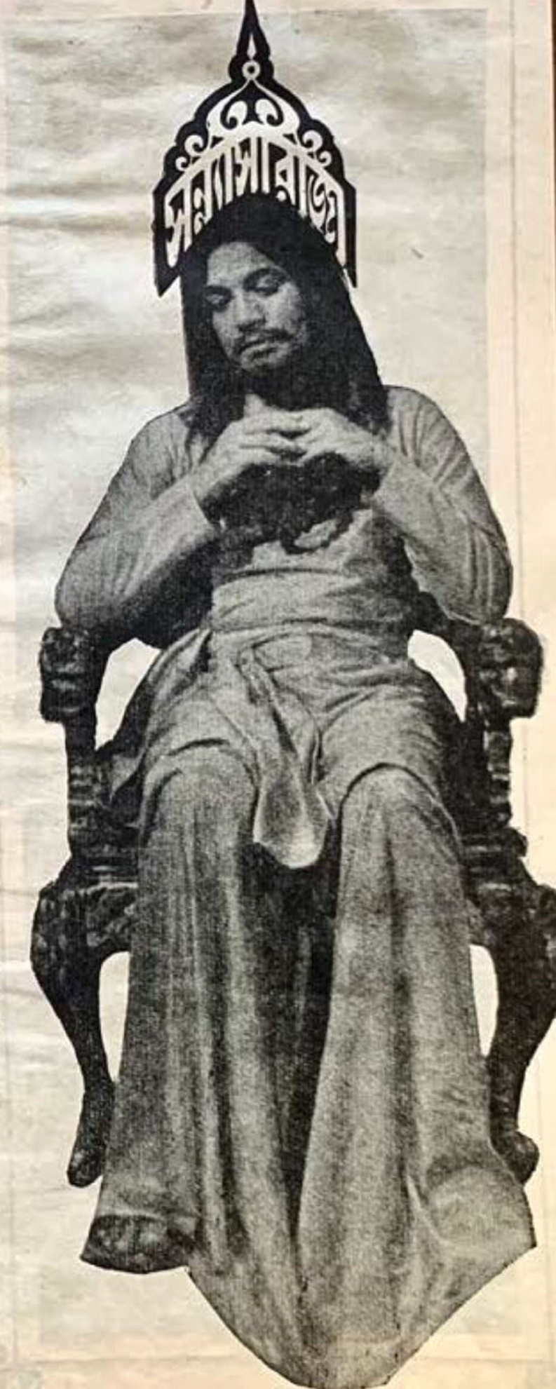 A statue of a person sitting in a chair

AI-generated content may be incorrect.