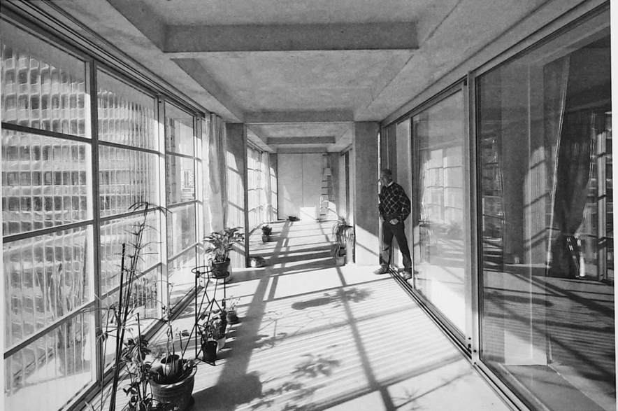 A person standing in a hallway

Description automatically generated