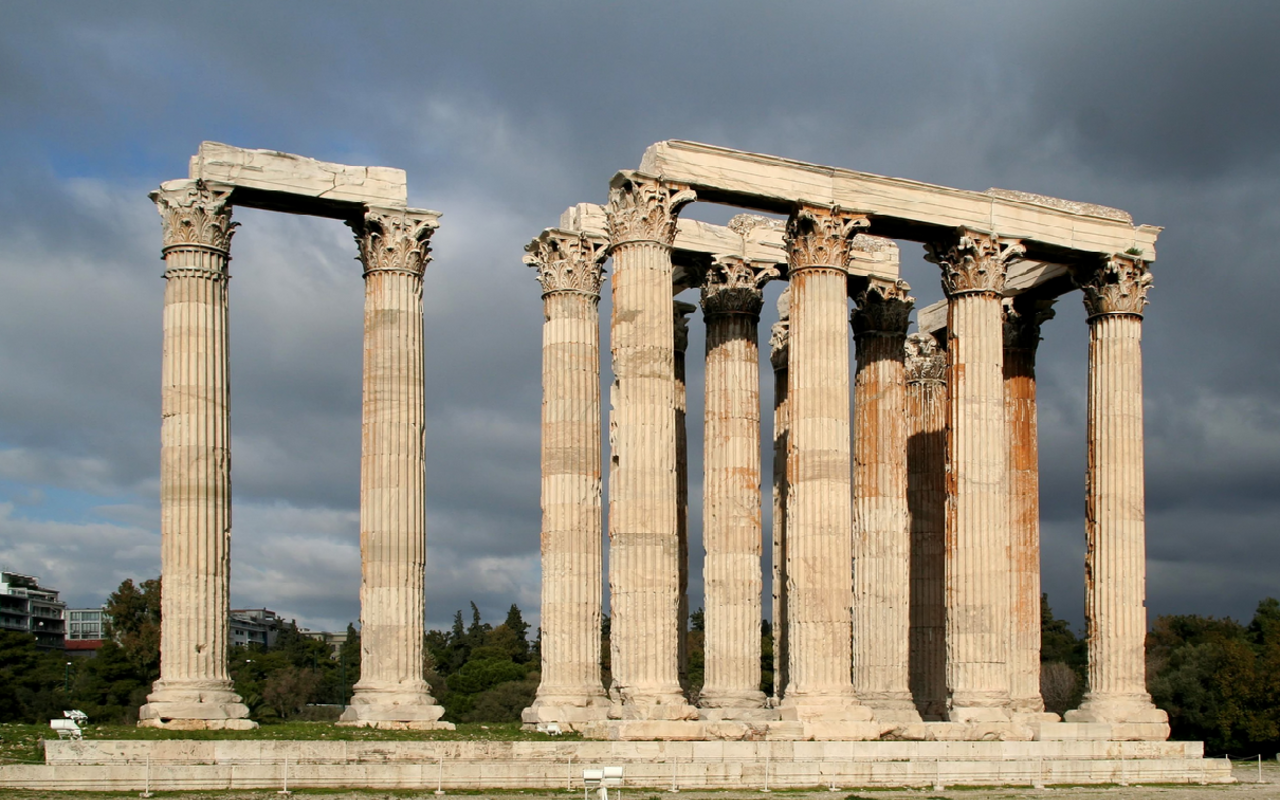 This image is a photograph of the ruins of the Temple of Olympian Zeus located in Athens, Greece.